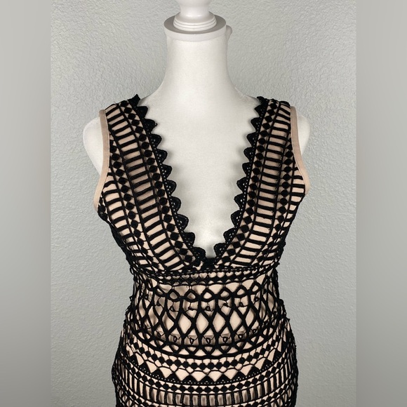 NWT Vivianne Firenze black bodycon dress crochet overlay and nude lining Sz M - Picture 6 of 16